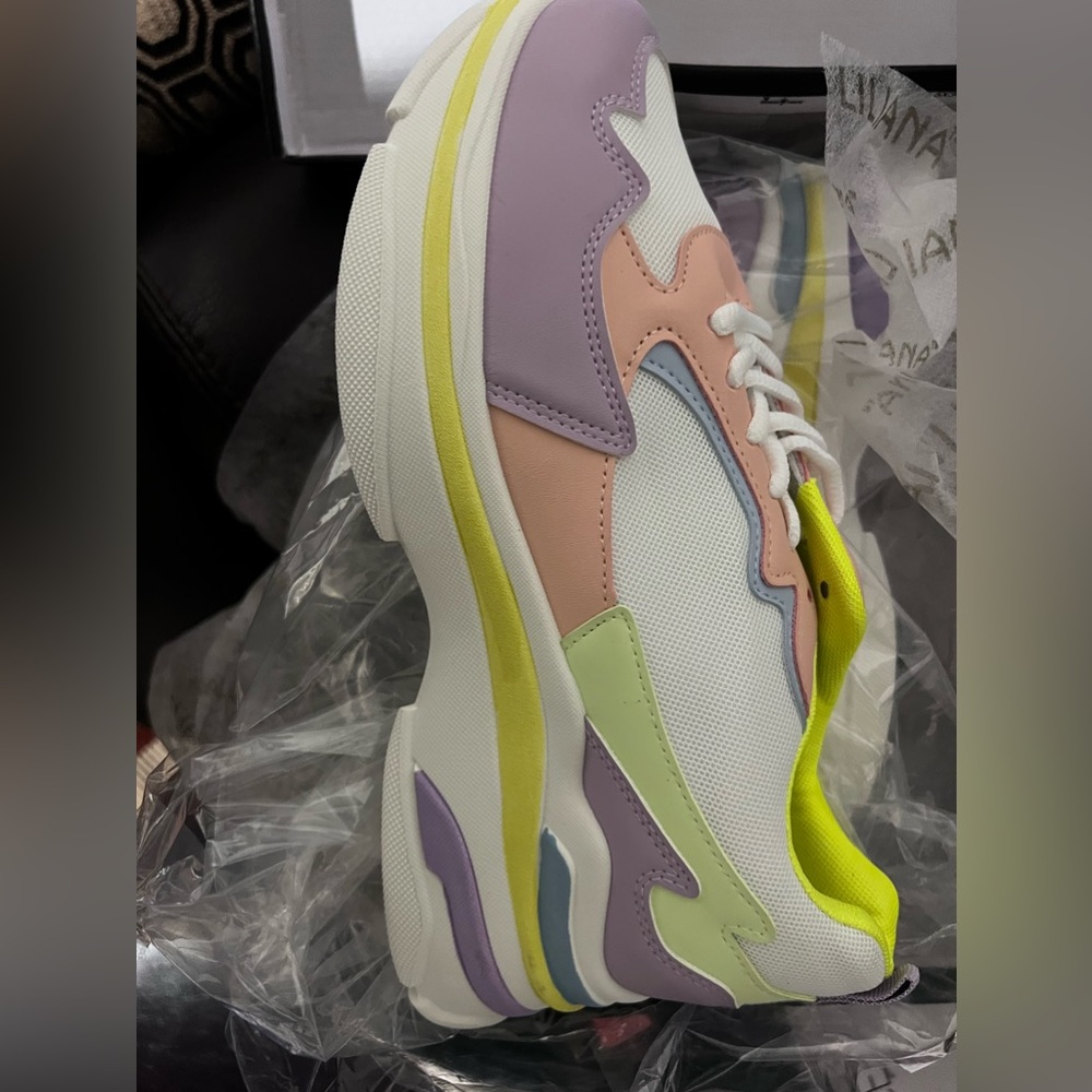 Women size 10 Eliz sneakers